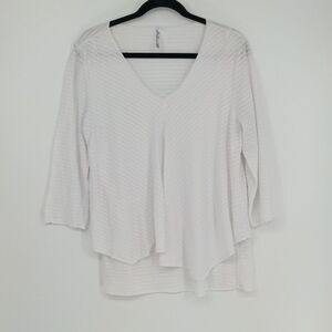 Lulu B Women's White Shirt Size Small Layered 3/4 Sleeve‎ Striped Scoop Neck